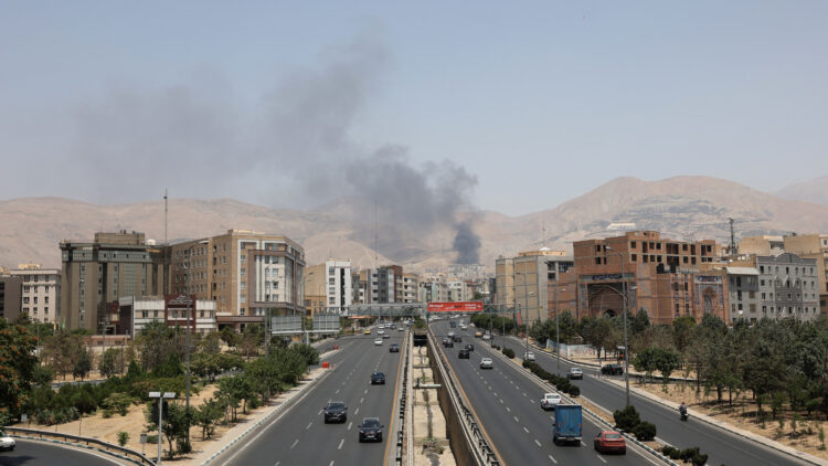 Milhares Fogem de Teerã em Meio à Escalada do Conflito com Israel