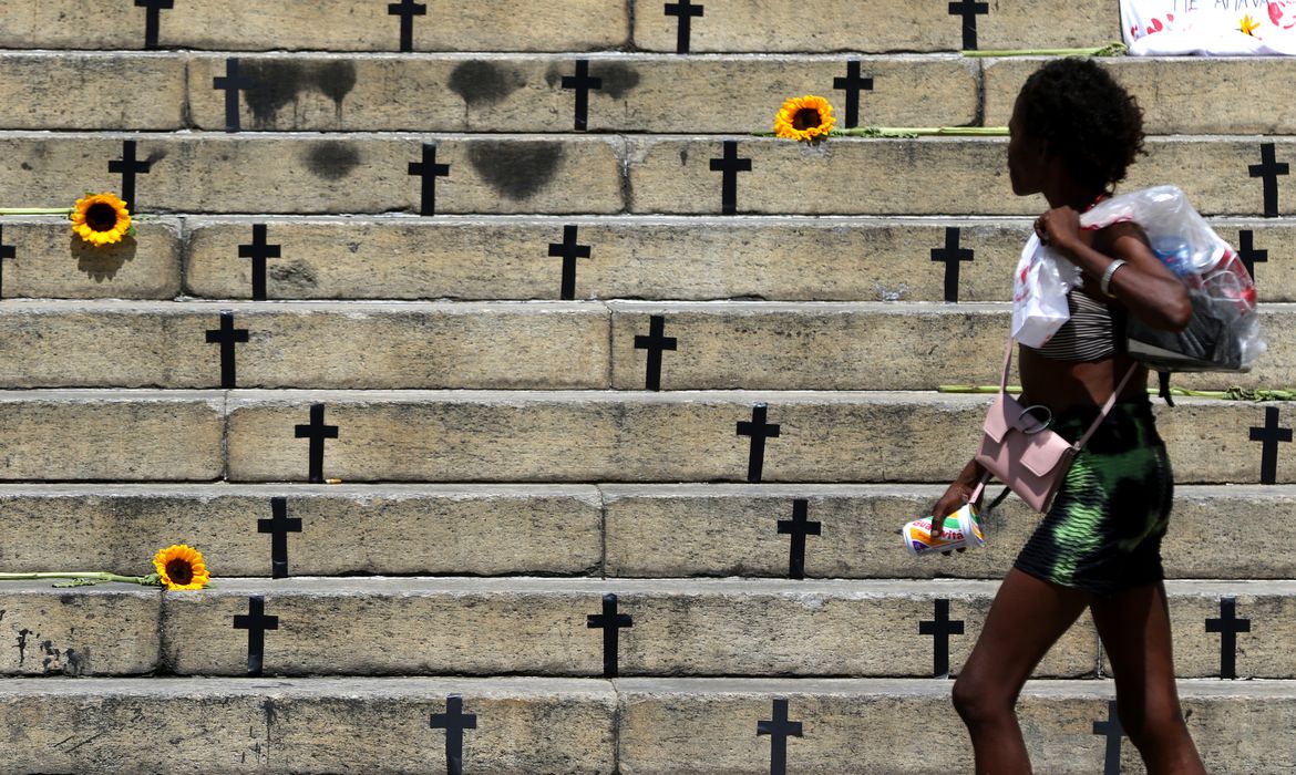 Mortes violentas caem 8,2% no país em 2025; feminicídios aumentam 4%