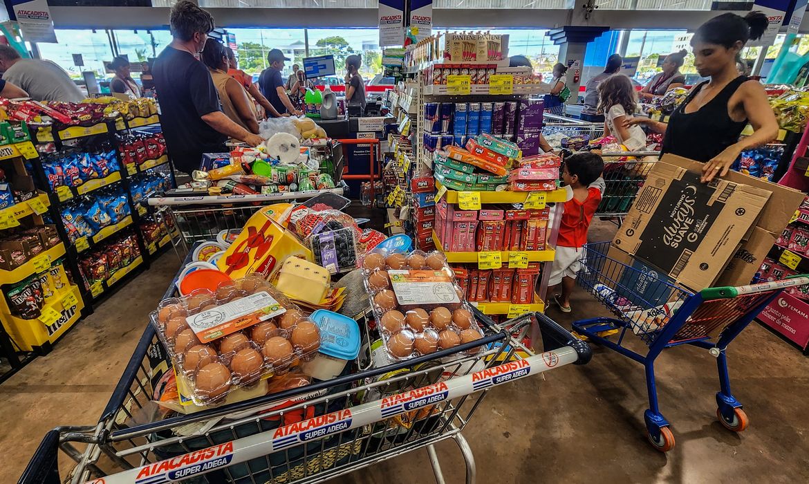 AGU pede que STF reconheça validade do reajuste do Bolsa Família 1 AGU pede que STF reconheça validade do reajuste do Bolsa Família