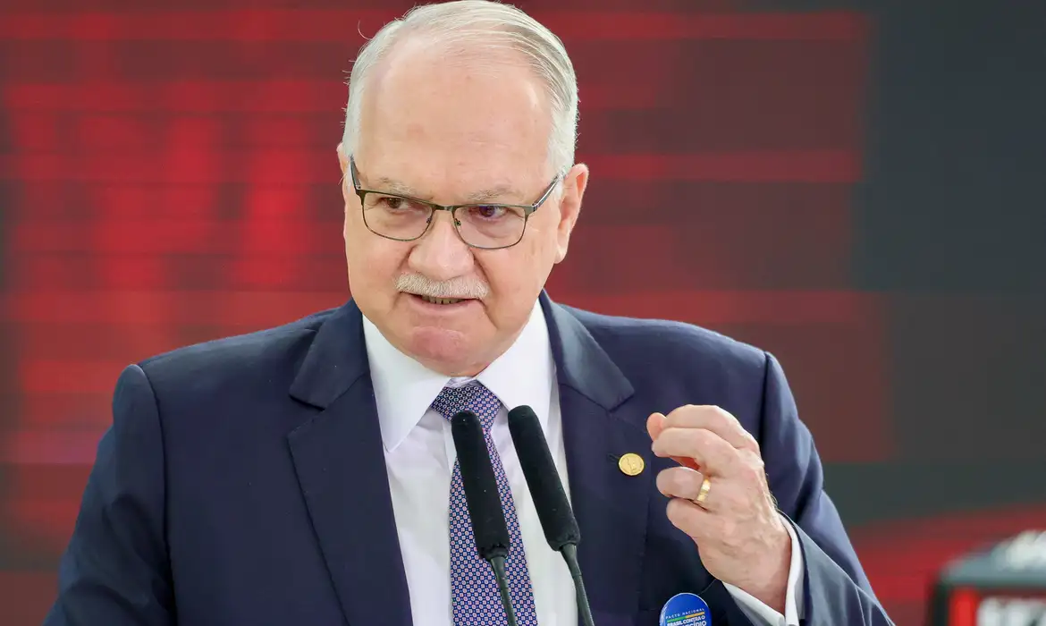 Fachin dá 5 dias para Mendonça e Gonet responderem acusação de Moraes 1 Fachin dá 5 dias para Mendonça e Gonet responderem acusação de Moraes