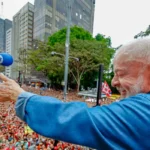 Ato pela reeleição de Lula leva milhares à Avenida Paulista