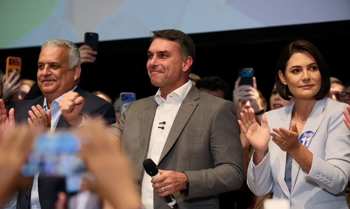 Flávio Bolsonaro recebe apoio de partidos e fala em mudar Constituição 1 Flávio Bolsonaro recebe apoio de partidos e fala em mudar Constituição