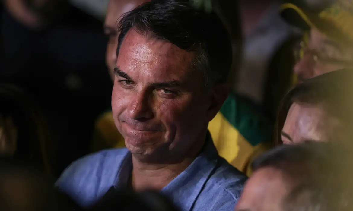 Imprensa internacional repercute fuga de Flávio Bolsonaro do Brasil 1 Imprensa internacional repercute fuga de Flávio Bolsonaro do Brasil