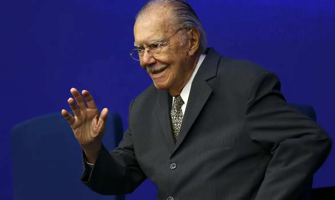 José Sarney recebe alta hospitalar após nove dias de internação 1 José Sarney recebe alta hospitalar após nove dias de internação