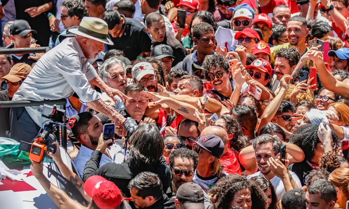 Lula afirma que PT entrará na Justiça contra suspensão de canal 1 Lula afirma que PT entrará na Justiça contra suspensão de canal